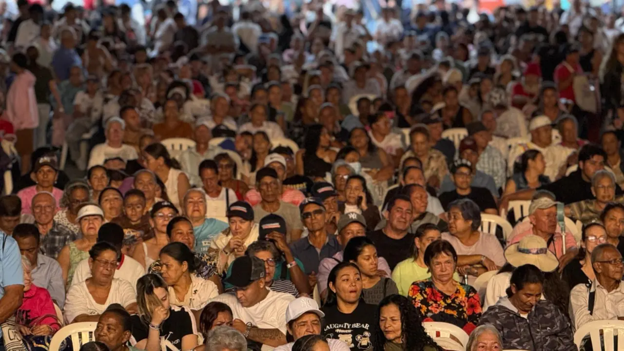 Más de seis mil vendedores informales llenaron el Parque Norte en una gran celebración por su día en Medellín 1 Más de seis mil vendedores informales llenaron el Parque Norte en una gran celebración por su día en Medellín