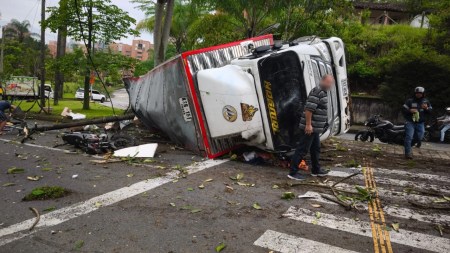 ¡Atención! Accidente con volcamiento de vehículo de carga tiene cerrada la Loma de Los Balsos Accidente-Los-Balsos