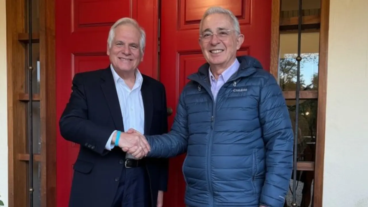 Álvaro Uribe fue operado dos veces en Medellín y continúa recuperación en su casa de Llanogrande