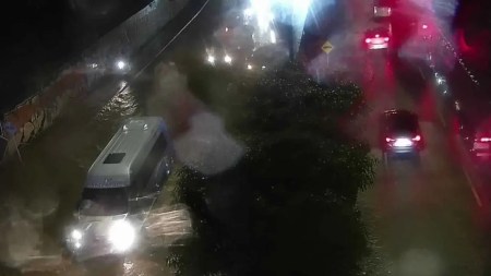 Autopista Norte y La Paralela permanecen cerradas en Medellín por inundaciones