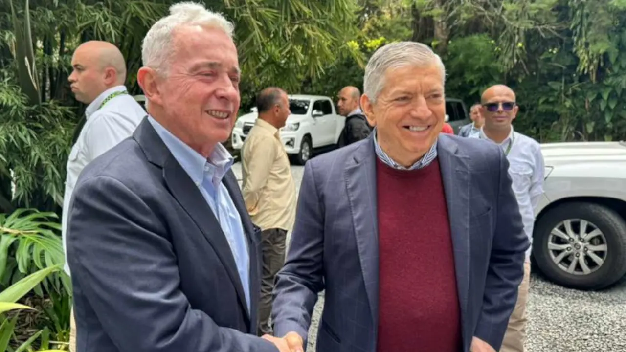 Expresidente Álvaro Uribe y el expresidente César Gaviria se reúnen para avanzar en una coalición política amplia de cara a 2026