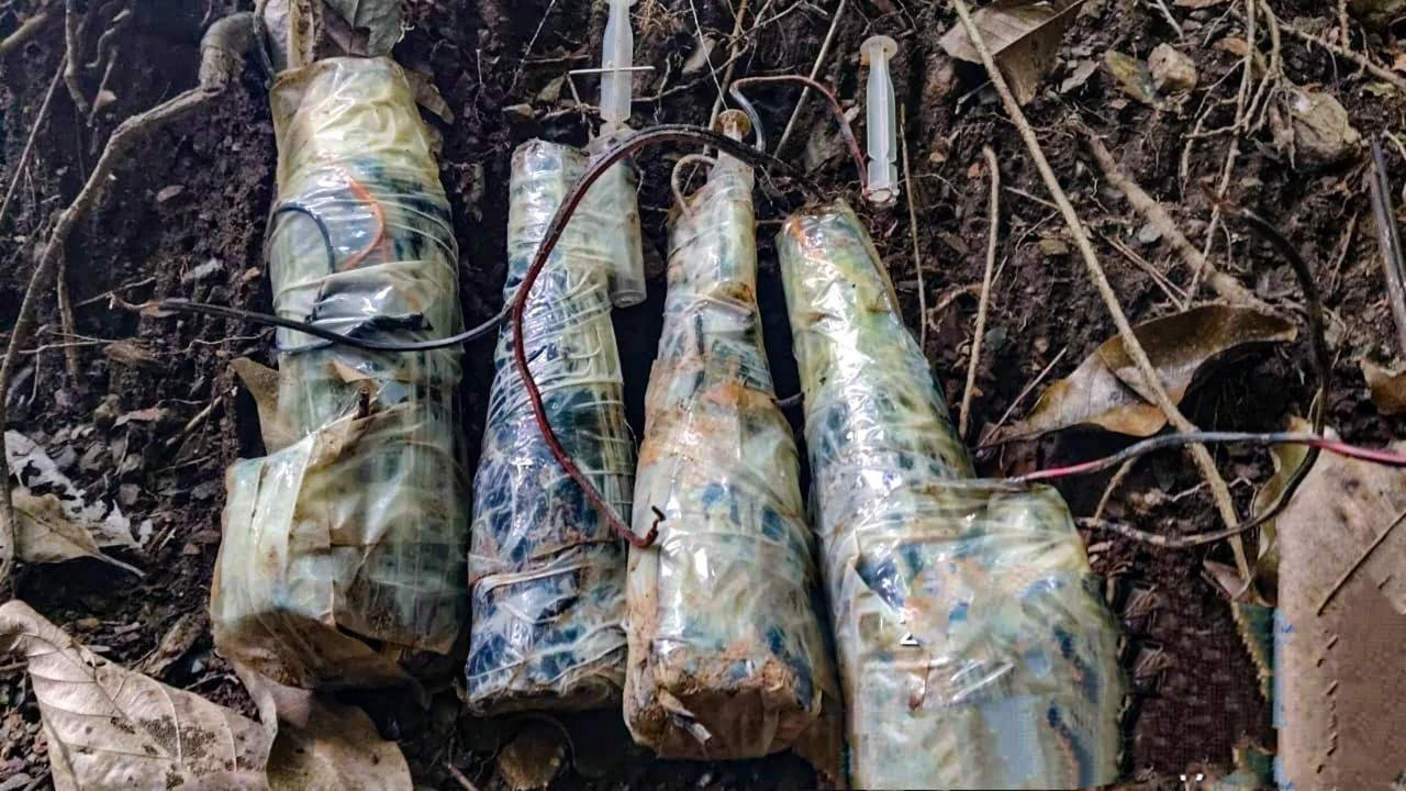 Ejército destruye 35 artefactos explosivos en Ituango: algunos estaban enterrados y otros envueltos en botellas de vidrio 2 Ituango-artefactos-explosivos-2
