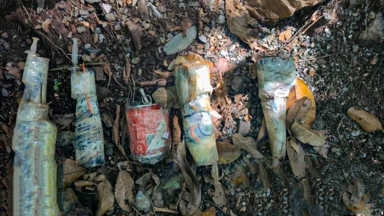 Ejército destruye 35 artefactos explosivos en Ituango: algunos estaban enterrados y otros envueltos en botellas de vidrio Ituango-artefactos-explosivos