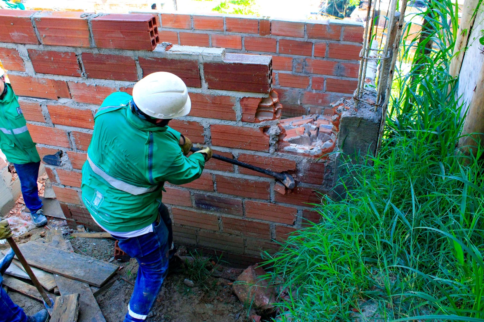 En 2025, la Alcaldía de Medellín ha removido 1.467 construcciones ilegales 1 Loteo-ilegal-1