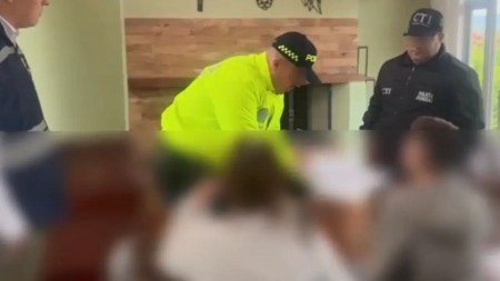 Momento en que aprehendieron al menor que estaría implicado en el crimen de su abuela y tía en Envigado