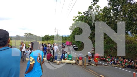 Por protesta de la comunidad indígena, la vía Urabá – Medellín está cerrada: el bloqueo sería indefinido Movilización-Indigena-Urabá-Medellín