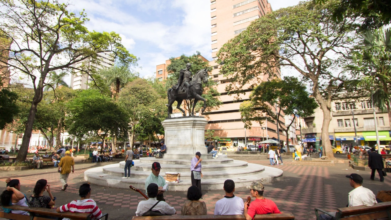 Sanalejo regresa al Parque Bolívar: artesanos, sabores típicos y tradición en el corazón de Medellín Sanalejo regresa al Parque Bolívar: artesanos, sabores típicos y tradición en el corazón de Medellín
