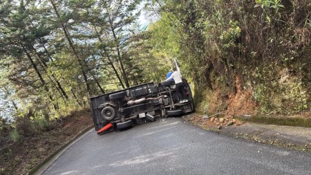 ¡Atención! Vehículo volcado mantiene cerrada la calzada de descenso en El Escobero