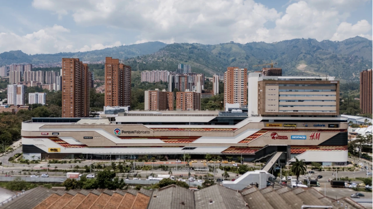 Parque Fabricato cierra 2025 con éxito: más de 100 emprendedores impulsados y la gran feria “Productos hechos con el corazón Bellanita