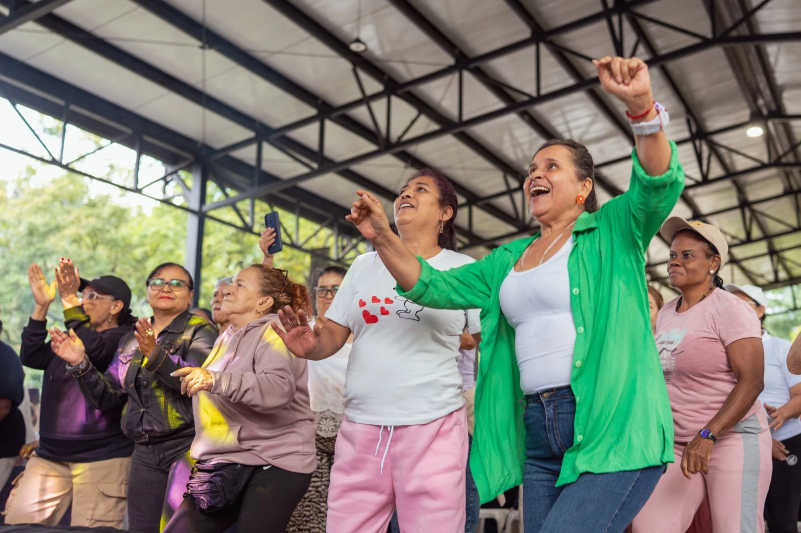 ¡Se lo merecían! 5.000 cuidadoras de Medellín disfrutaron de una jornada de descanso y bienestar 1 madres-comunitarias-cuidadoras-1