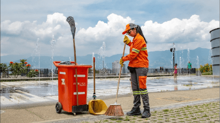 Más de 1.200 operarios de barrido en Medellín mantienen a la ciudad como una «Tacita de plata» escobita-emvarias
