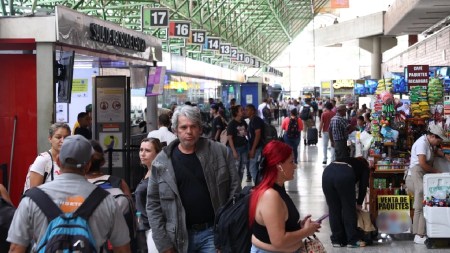 ¡Mucha gente! Terminales Medellín proyectan más de 224.000 viajeros en fin de año Terminales-Medellin