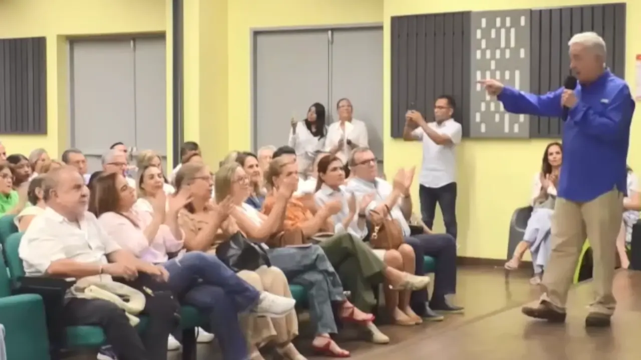 Álvaro Uribe propone crédito popular para acabar con el gota a gota y apoyar jóvenes emprendedores