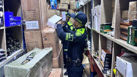 Autoridades desmantelan punto de almacenamiento con vapeadores y químicos no autorizados en Medellín