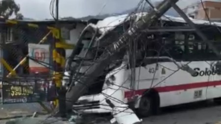 Bus se habría quedado sin frenos y chocó con un poste dejando siete personas lesionadas en La Estrella