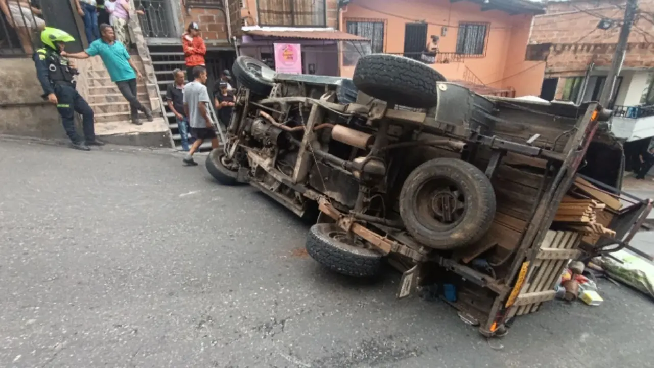 Camión con trasteo terminó volcado en una calle de Bello en medio de una loma y dejó dos personas heridas Camión terminó volcado en una calle de Bello en medio de una loma y dejó dos personas heridas