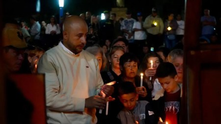 Comunidad de El Carmen de Viboral se une en una velatón por la paz tras el crimen de tres hombres Comunidad de El Carmen de Viboral se une en una velatón por la paz tras el crimen de tres hombres