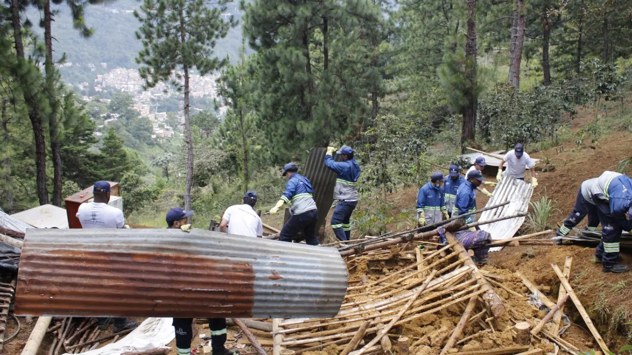 Demuelen diez construcciones ilegales en el Cerro Pan de Azúcar y recuperan terreno protegido en Medellín 1 Demuelen diez construcciones ilegales en el Cerro Pan de Azúcar y recuperan terreno protegido en Medellín