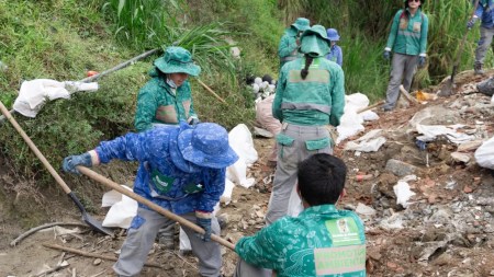 En Medellín han sancionado a más de 300 personas por arrojar basuras y escombros en espacios públicos