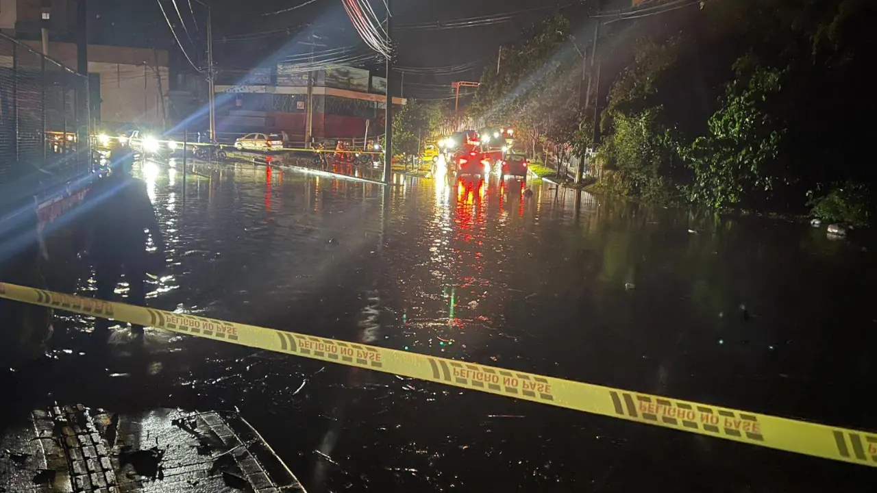 Fuertes lluvias dejan calles inundadas, árboles caídos y caos en varios sectores de La Estrella