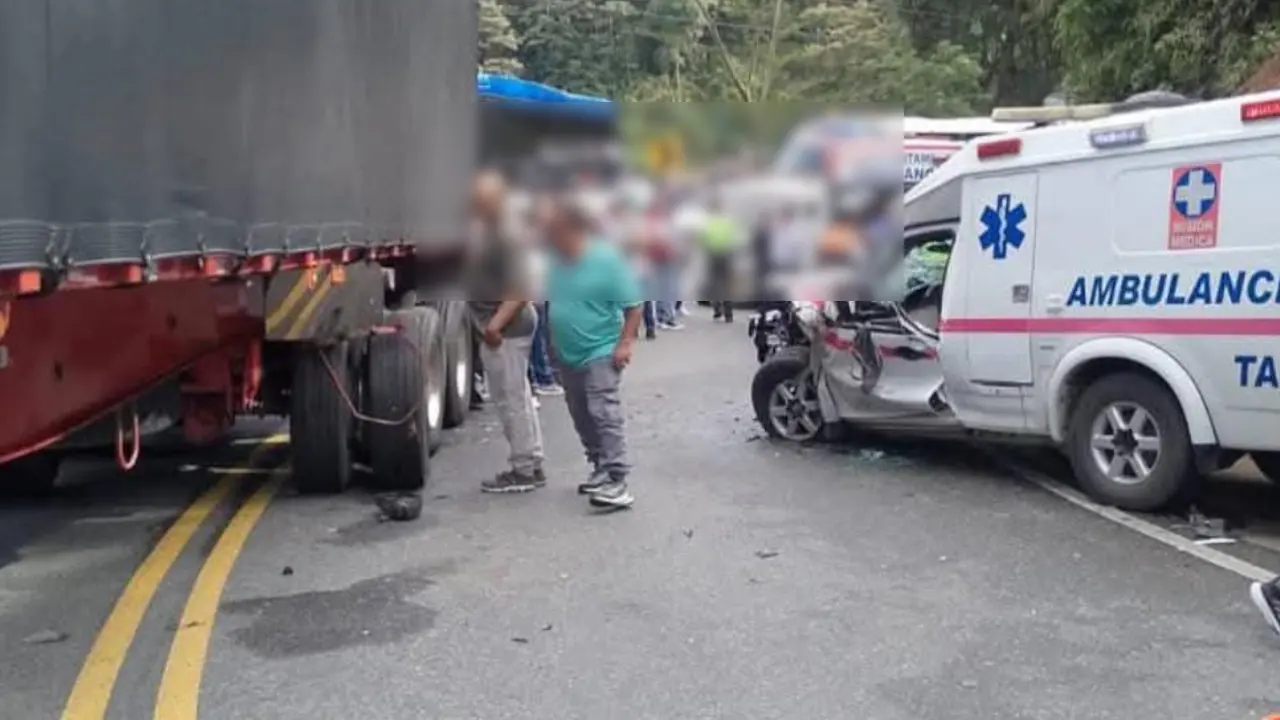 Grave accidente entre tractocamión y ambulancia deja dos heridos en la vía Medellín–Santa Rosa de Osos
