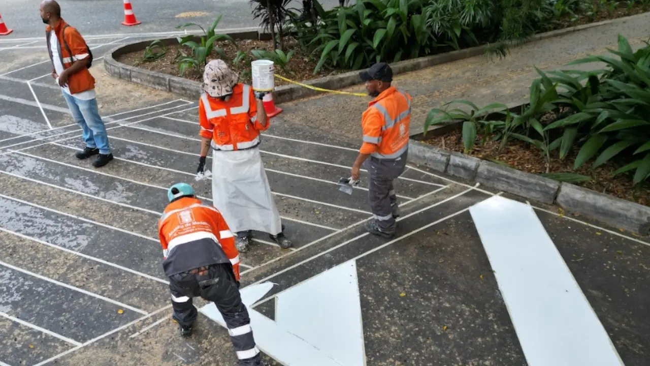 Laureles estrena semáforos y señalización para mejorar la movilidad