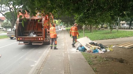 Los vieron recogiendo un reguero de basura en la calle y paisas les agradecieron con un hermoso gesto Los vieron recogiendo un reguero de basura en la calle y paisas les agradecieron con un hermoso gesto