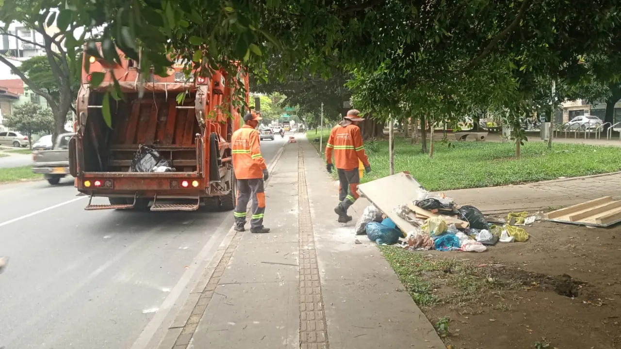 Los vieron recogiendo un reguero de basura en la calle y paisas les agradecieron con un hermoso gesto