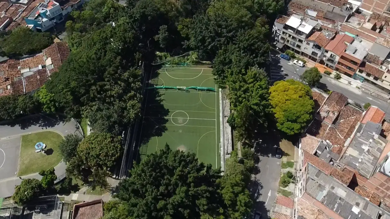 Alcaldía de Medellín inicia renovación de cancha de fútbol en barrio Cristóbal Medellín inicia renovación de cancha de fútbol en barrio Cristóbal