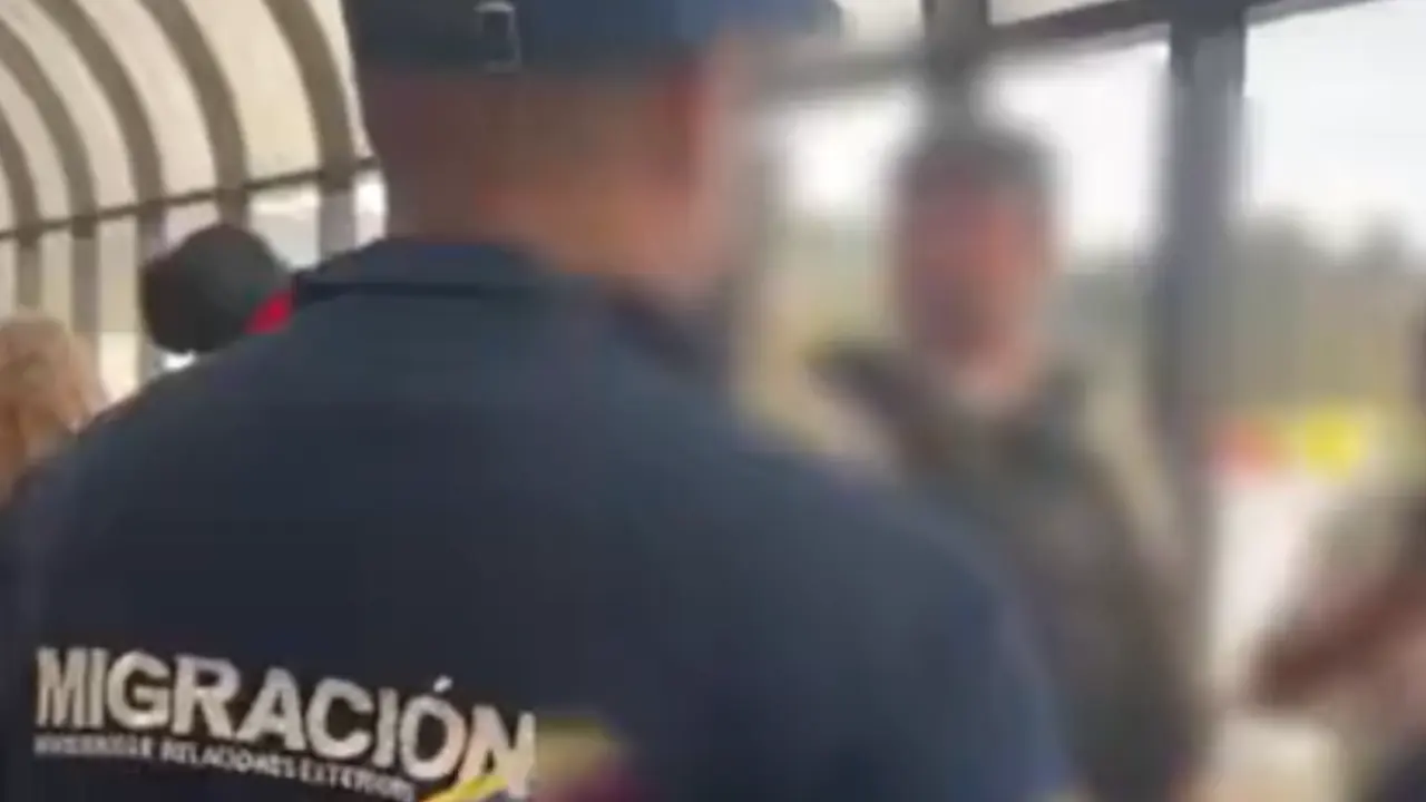 "Quien no cumpla las normas no entra", dijo Fico al confirmar que Migración frenó el ingreso de cuatro extranjeros en el aeropuerto de Rionegro
