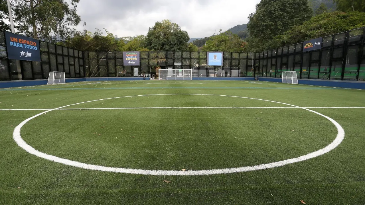 Nueva cancha certificada por la FIFA en Medellín busca fortalecer el deporte y la recreación comunitaria Nueva cancha certificada FIFA en Medellín busca fortalecer el deporte y la recreación comunitaria