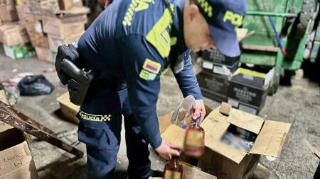 Policía descubre bodega en Medellín con miles de botellas con licor chiviado