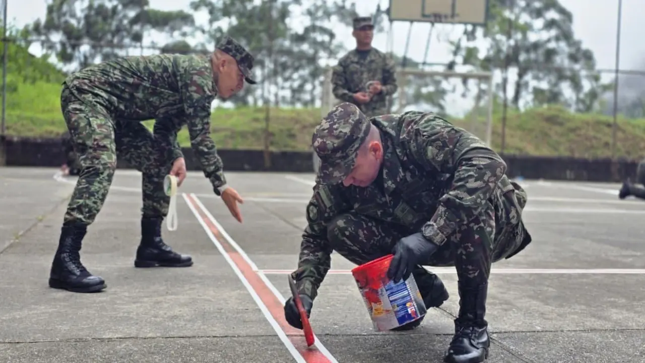 Soldados y comunidad realizaron jornada de limpieza y mantenimiento en parques y canchas de Fredonia y Amagá