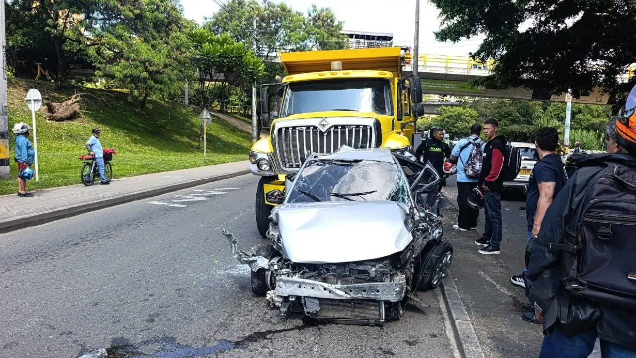 Volqueta sin frenos desata choque múltiple y colapsa la Avenida 80 en Medellín