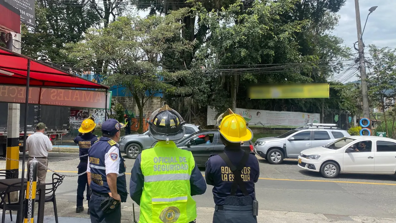 reportan que gigantesco árbol está a punto de caer cerca de una guardería y viviendas en La Estrella