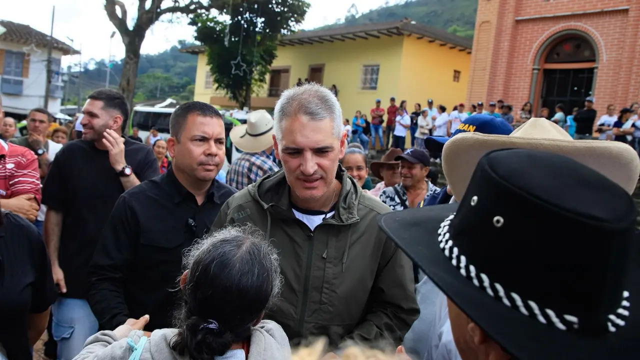 Gobernador anuncia nuevo plan de obras y apoyo a familias tras emergencia en Pueblorrico