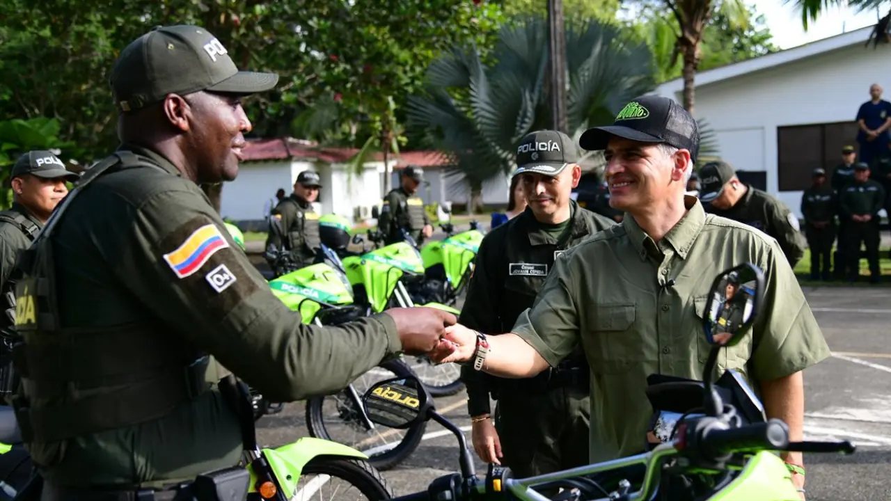 Gobernador de Antioquia entrega motos nuevas a la Policía de Urabá para fortalecer la seguridad en la región Gobernador de Antioquia entrega motos nuevas a la Policía de Urabá para fortalecer la seguridad en la región