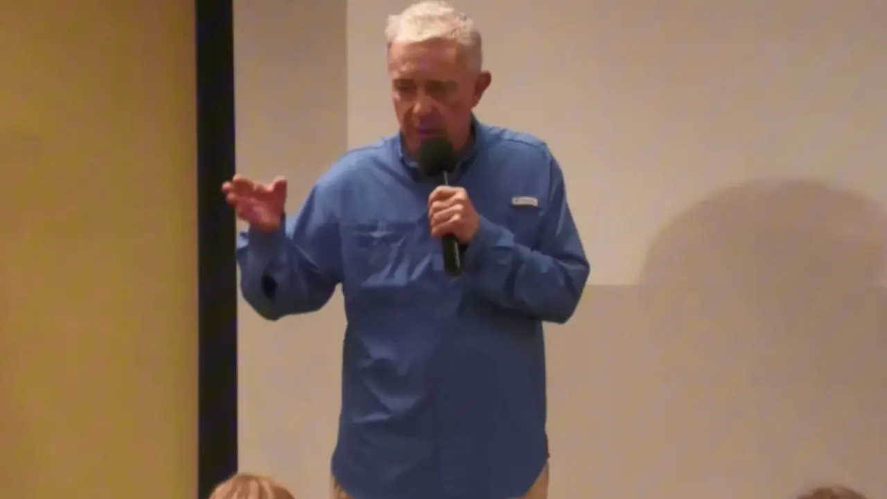 Álvaro Uribe propone crédito popular para acabar con el gota a gota y apoyar jóvenes emprendedores