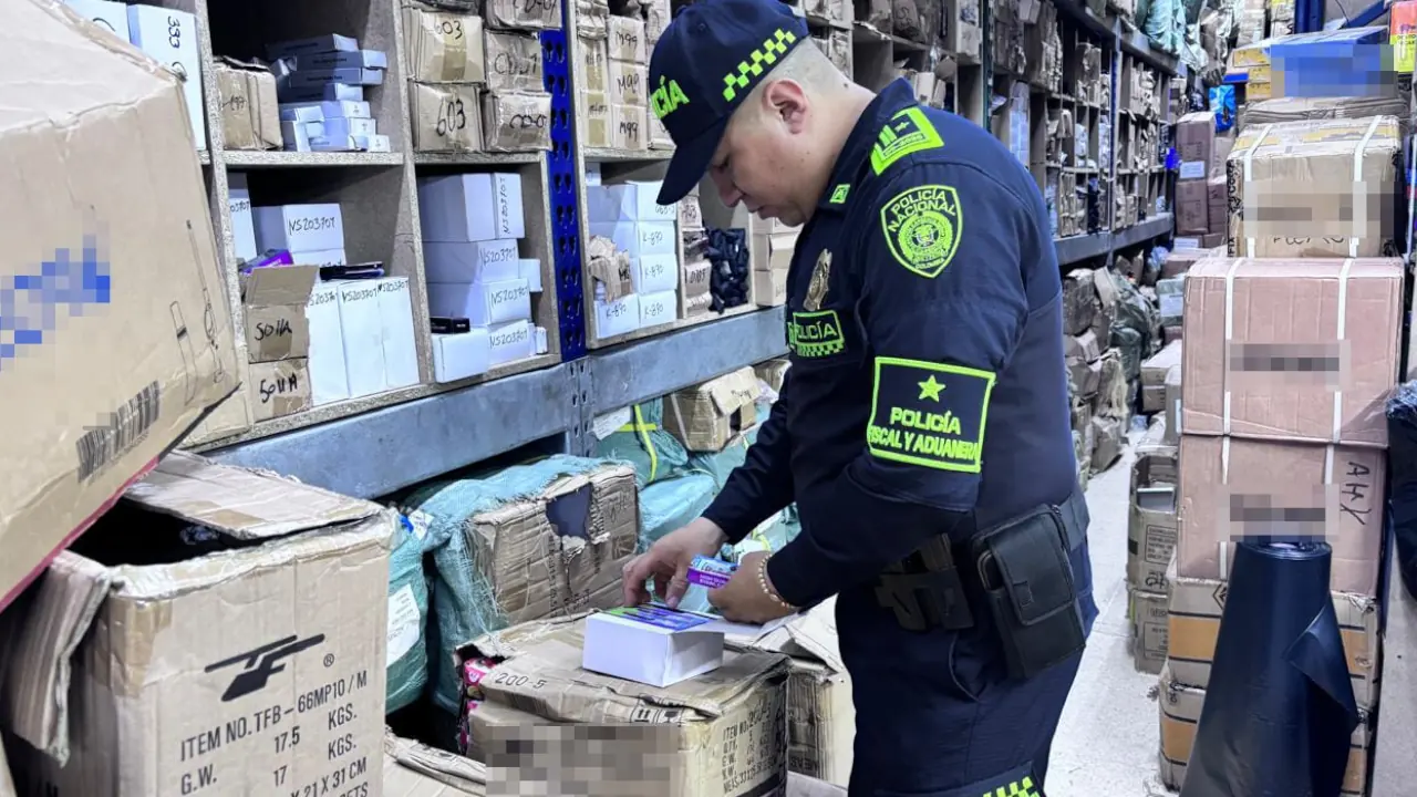 Autoridades desmantelan punto de almacenamiento con vapeadores y químicos no autorizados en Medellín