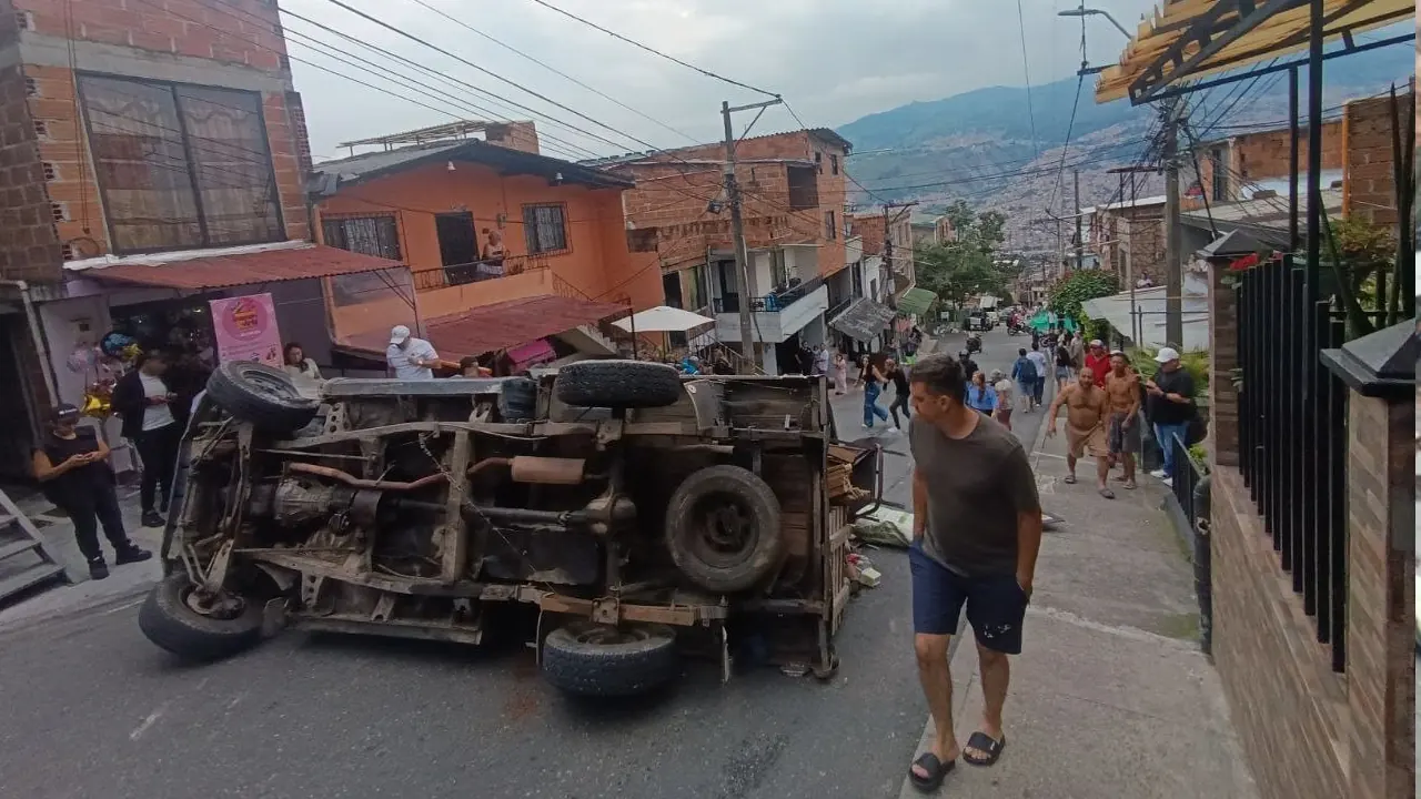 Camión con trasteo terminó volcado en una calle de Bello en medio de una loma y dejó dos personas heridas 1 Camión terminó volcado en una calle de Bello en medio de una loma y dejó dos personas heridas