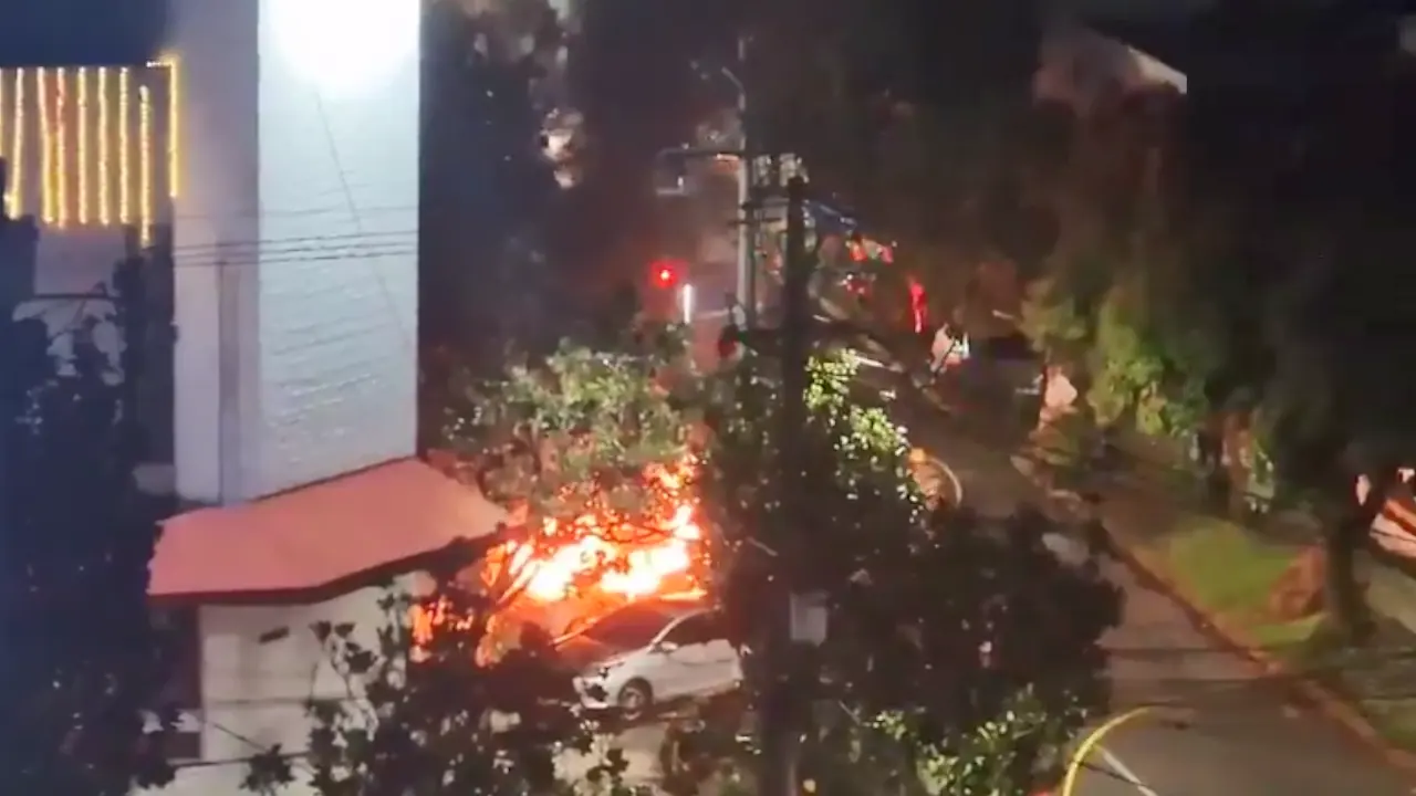 Incendio consumió un carro en Envigado y afectaron otros vehículos en parqueadero