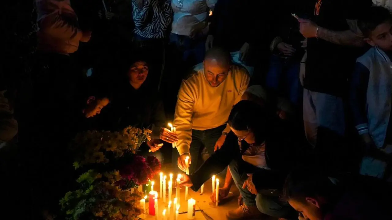 Comunidad de El Carmen de Viboral se une en una velatón por la paz tras el crimen de tres hombres