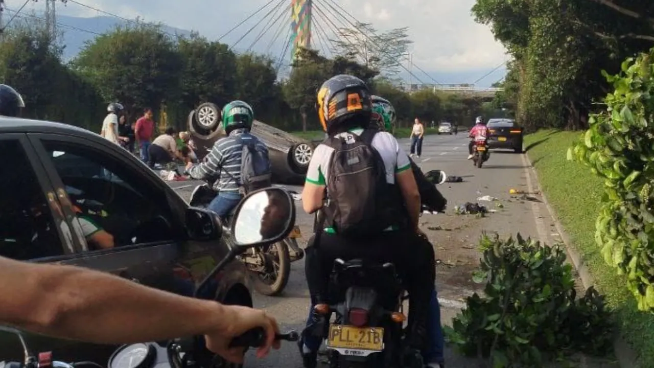 Conductora perdió el control, su carro colisionó contra un separador y terminó volcado en la Regional