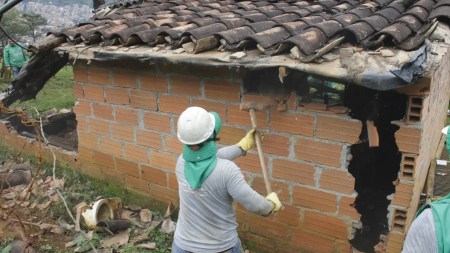 Demuelen diez construcciones ilegales en el Cerro Pan de Azúcar y recuperan terreno protegido en Medellín