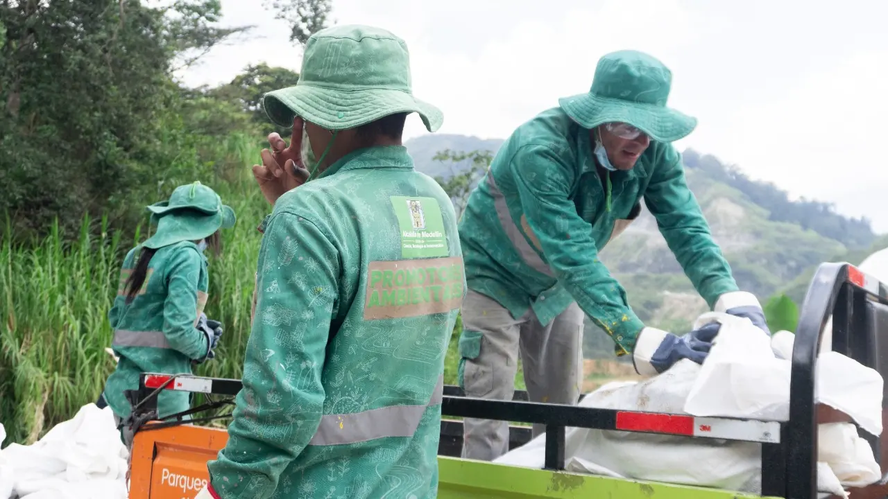 En Medellín han sancionado a más de 300 personas por arrojar basuras y escombros en espacios públicos