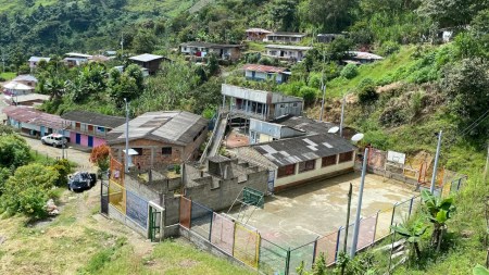 Escuela rural de Briceño recibe mejoramiento tras intervención del CICR para reducir riesgos asociados a la presencia de actores armados