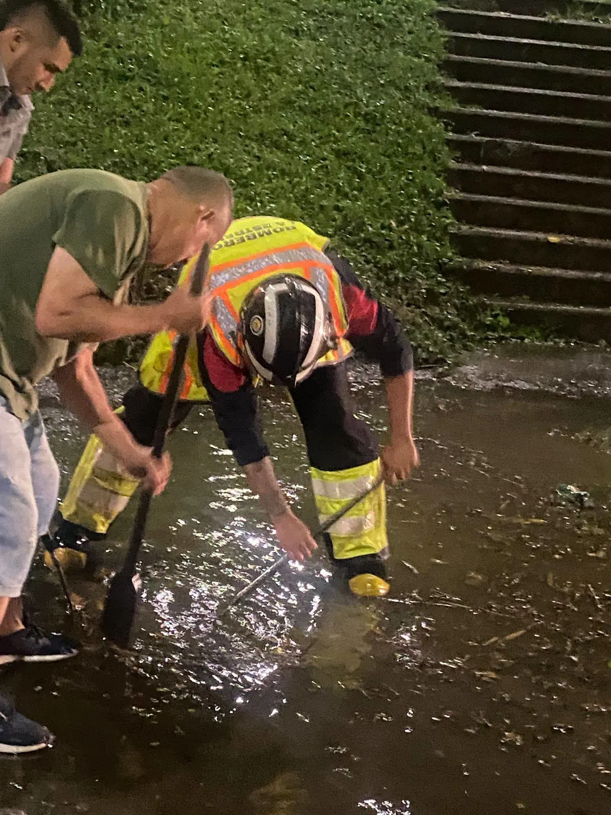 Fuertes lluvias dejan calles inundadas, árboles caídos y caos en varios sectores de La Estrella