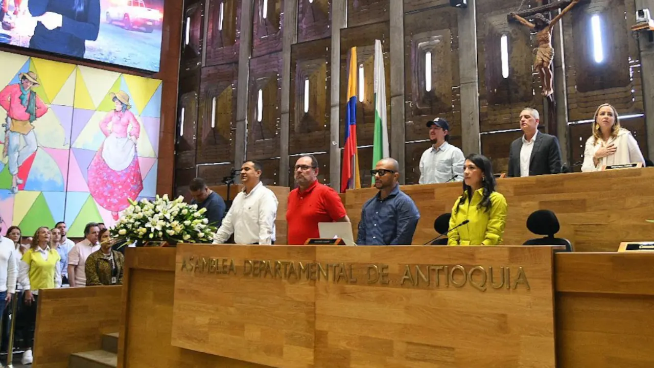Gobernador Andrés Julián cierra sesiones de la Asamblea con anuncios de inversión para Antioquia