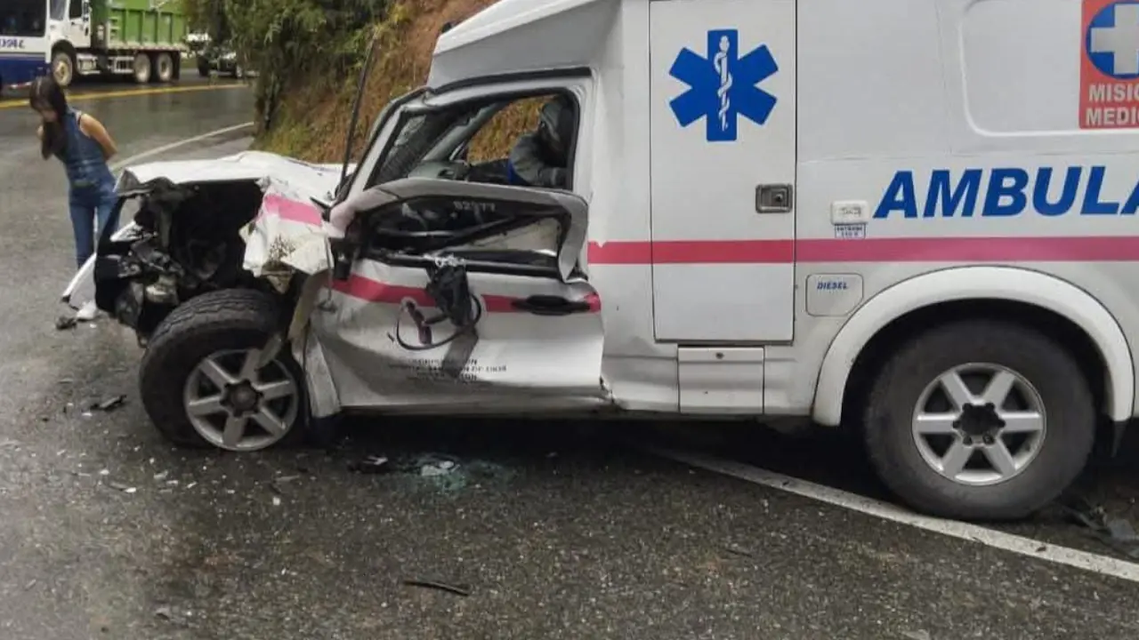 Grave accidente entre tractocamión y ambulancia deja dos heridos en la vía Medellín–Santa Rosa de Osos