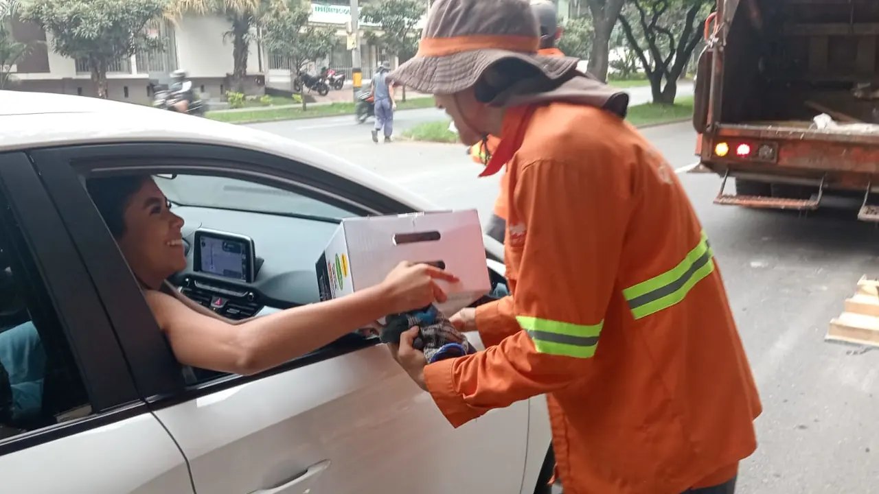 Los vieron recogiendo un reguero de basura en la calle y paisas les agradecieron con un hermoso gesto